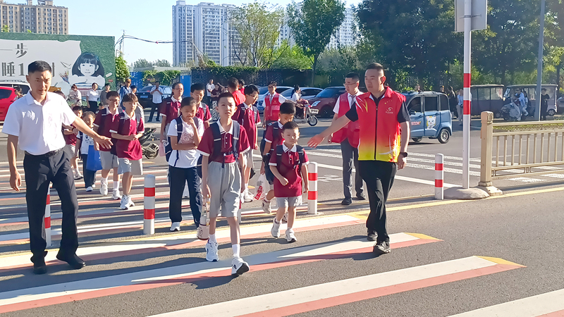 濟寧華都黨員公益服務(wù)隊開展開學(xué)護航志愿服務(wù)活動